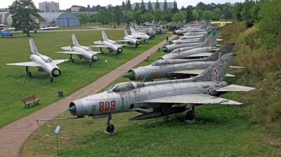 Photo ID 108854 by Chris Albutt. Poland Air Force Mikoyan Gurevich MiG 21F 13, 809