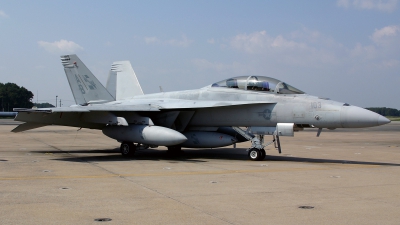 Photo ID 22976 by James Shelbourn. USA Navy Boeing F A 18F Super Hornet, 165798