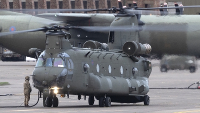 Photo ID 245332 by Tom Gibbons. UK Air Force Boeing Vertol Chinook HC6 CH 47F, ZK562