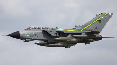 Photo ID 36639 by Chris Lofting. UK Air Force Panavia Tornado GR4, ZA585