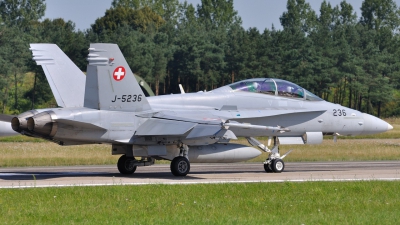 Photo ID 38292 by Peter Terlouw. Switzerland Air Force McDonnell Douglas F A 18D Hornet, J 5236