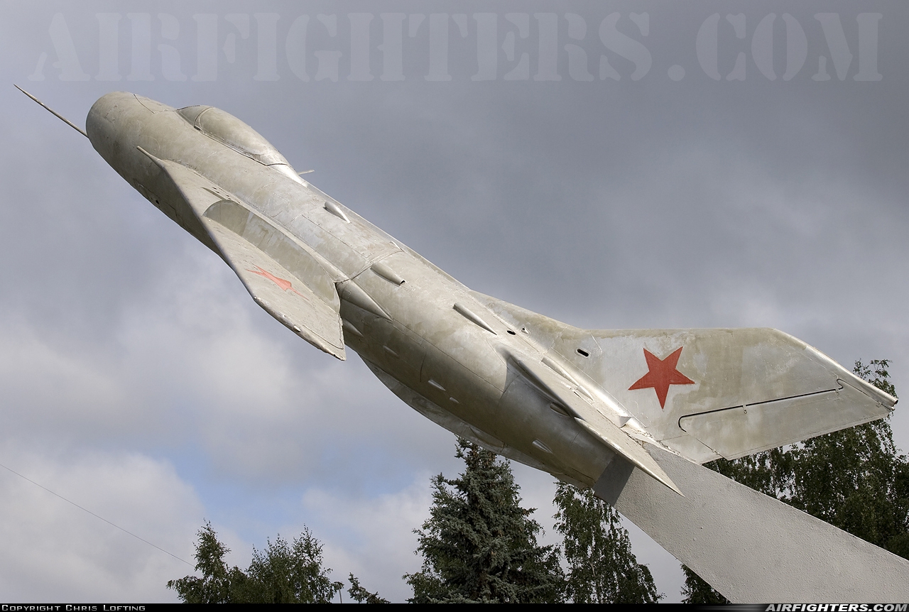 Photo ID 40942 by Chris Lofting. Russia Air Force Mikoyan Gurevich MiG 19,  