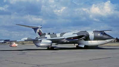 Photo ID 143887 by Eric Tammer. UK Air Force Handley Page Victor K2 HP 80, XH671