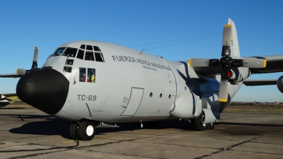 Photo ID 144084 by Martin Kubo. Argentina Air Force Lockheed KC 130H Hercules L 382, TC 69
