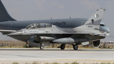 Photo ID 165231 by Paul Newbold. Pakistan Air Force General Dynamics F 16B Fighting Falcon, 90614