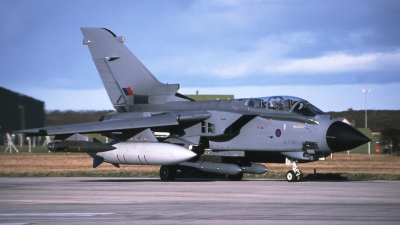 Photo ID 27340 by Tom Gibbons. UK Air Force Panavia Tornado GR1B, ZA455