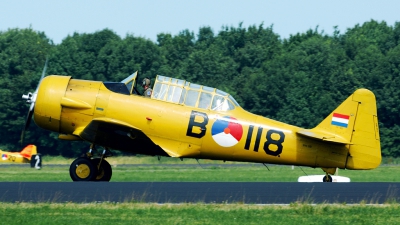 Photo ID 30893 by Joop de Groot. Private Stichting Koninklijke Luchtmacht Historische Vlucht Noorduyn AT 16 Harvard IIb, PH IIB