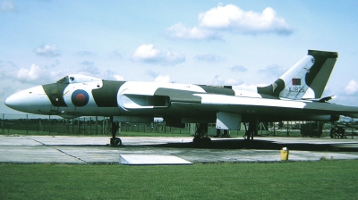 Photo ID 33213 by Arie van Groen. UK Air Force Avro 698 Vulcan B2, XJ825