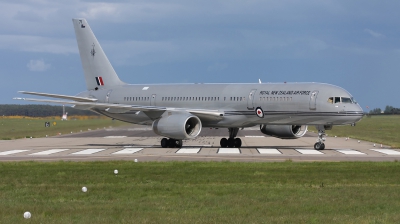 Photo ID 44429 by Jason Grant. New Zealand Air Force Boeing 757 2K2, NZ7571