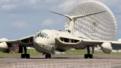 Photo ID 695 by Karl Drage. UK Air Force Handley Page Victor K2 HP 80, XM715