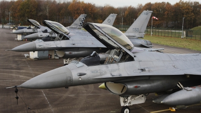 Photo ID 61062 by Rob Hendriks. Italy Air Force General Dynamics F 16A ADF Fighting Falcon, MM7242