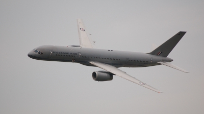 Photo ID 9233 by Lee Hathaway. New Zealand Air Force Boeing 757 2K2, NZ7572